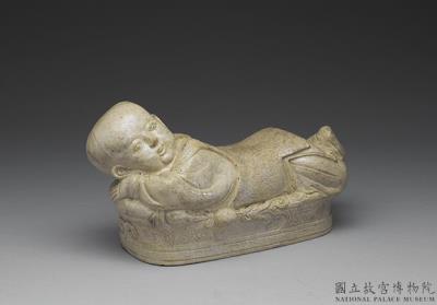 图片[2]-Pillow in the shape of a recumbent child, Ding ware type, Northern Song to Jin dynasty, 12th century-China Archive